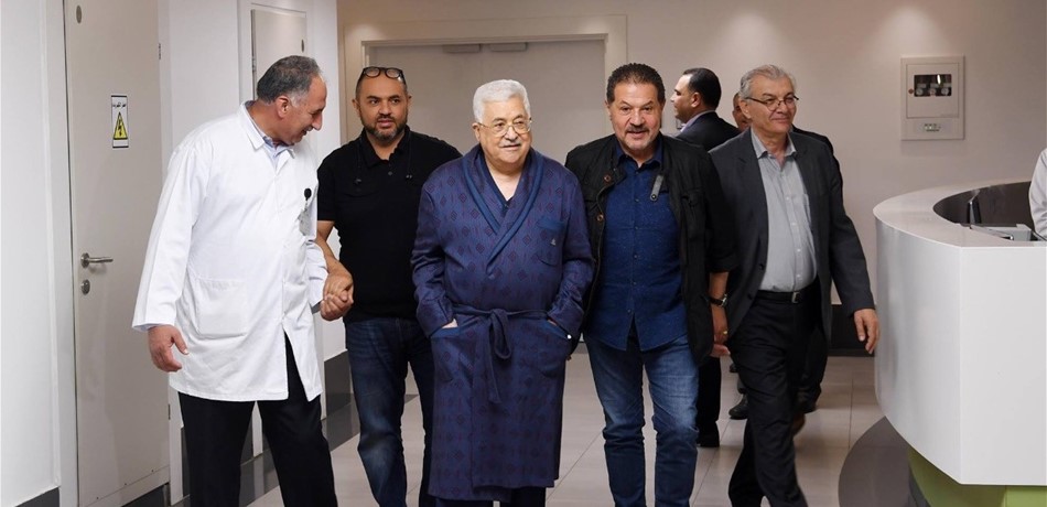 بالفيديو: محمود عباس يرتدي "الروب" بالمستشفى.. ويقرأ الصحف!