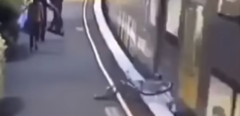 فيديو يحبس الأنفاس.. نجت بأعجوبة من تحت عجلات القطار!