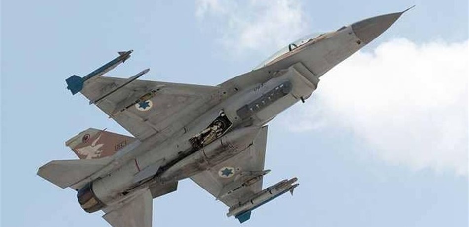الطيران الإسرائيلي يشن غارات على مواقع "عسكرية".. واشتعال قاربين 