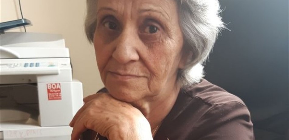 "سامية" السبعينية مدخولها لا يتجاوز الـ 500 ألف.. وهذا ما تعاني منه!