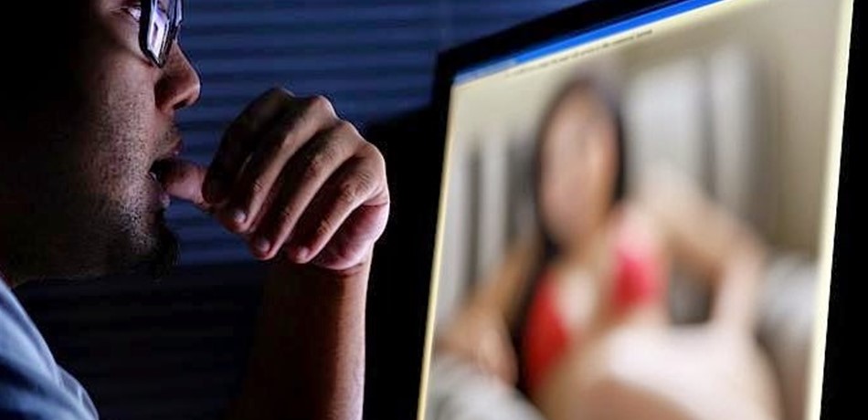 بدأت القصة بدردشة على "فيسبوك" ثم طلب فيديو لها عارية.. هكذا وقعت "منال" بالفخ! 