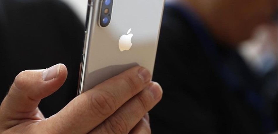 بهذه الطريقة.. تكتشف أضرار السوائل على هاتفك