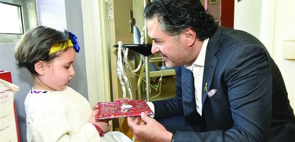 راغب علامة يزور مركز سرطان الأطفال