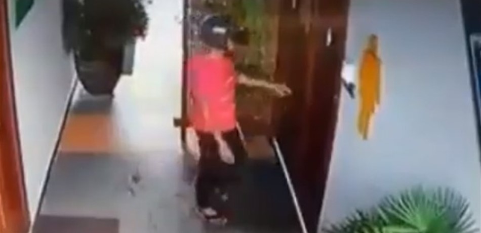 بالفيديو: تسلّل خلف فتاة دخلت الحمام.. وهذا ما فعله!