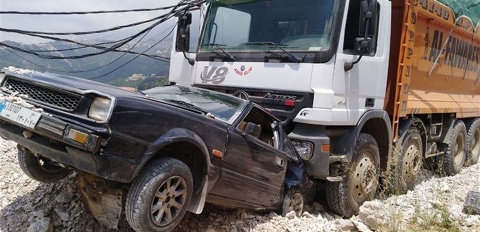 بالصورة.. "كاميون" يجتاح عددا من السيارات في جعيتا