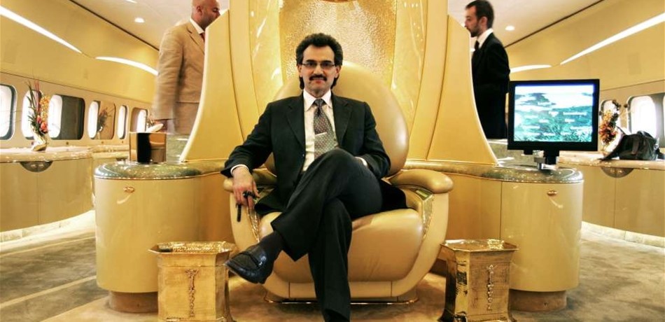 بالفيديو: الوليد بن طلال يمازح موظفة.. هذا ما قاله لها!