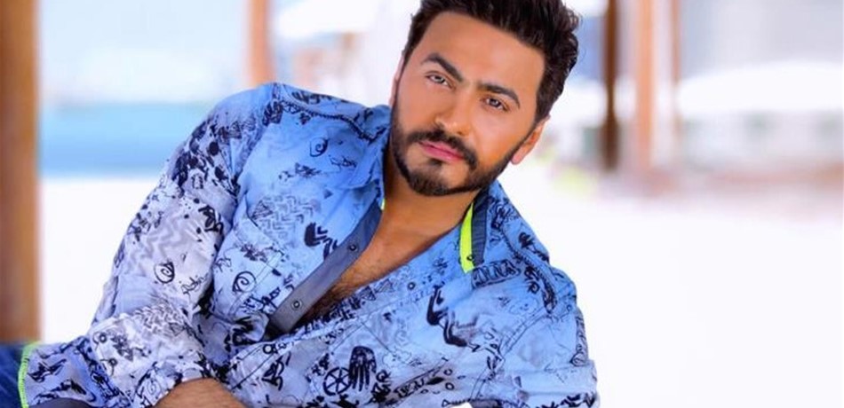 تامر حسني في ورطة.. والسبب "البدلة"