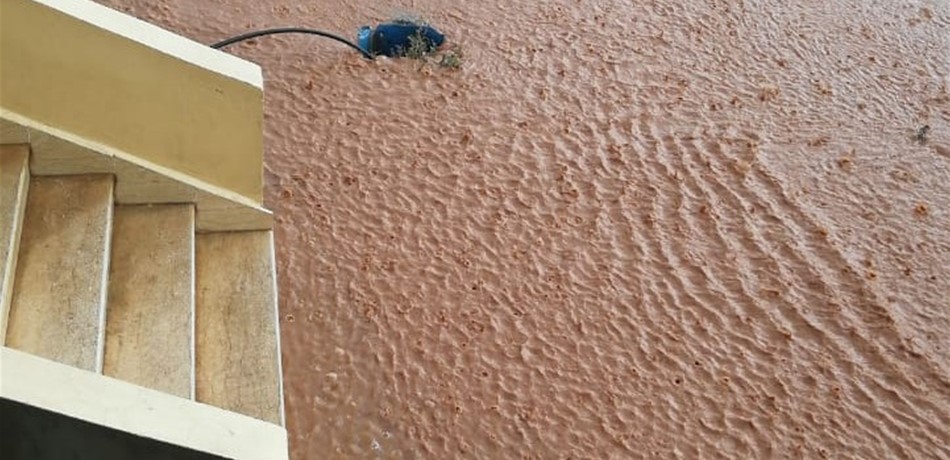 بالصور: السيول تجتاح المنازل.. متى يعود "الصيف المسروق"؟