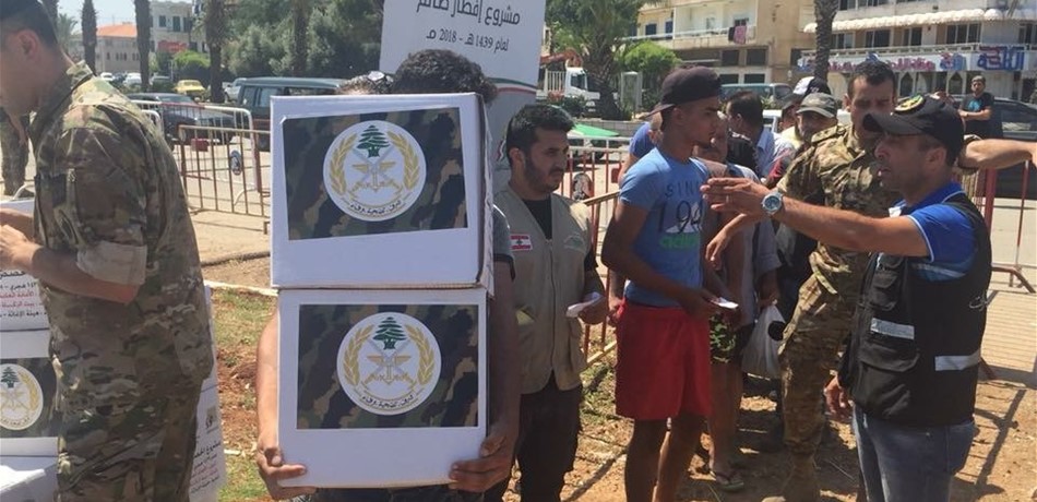 بالصور.. الجيش يوزّع مساعدات للصائمين في الشمال 