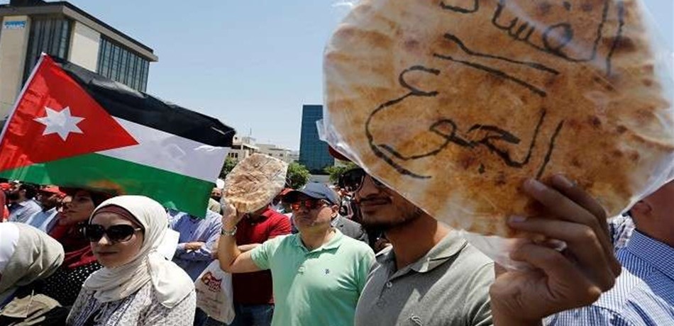 بالفيديو: نقيب الأطباء يثير غضب المعتصمين الأردنيين.. هكذا كانت ردة فعلهم