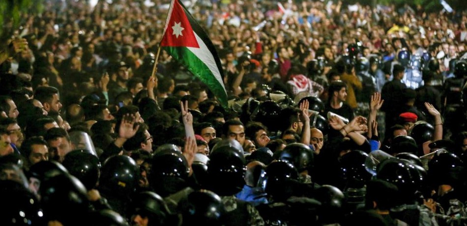 الاحتجاجات في الأردن نحو التصعيد.. وترقّب للحكومة الجديدة