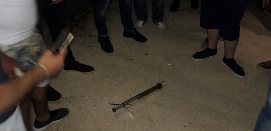 بالصور: سقوط قذيفة "آر.بي.جي" ليلاً بين المباني السكنية في برجا