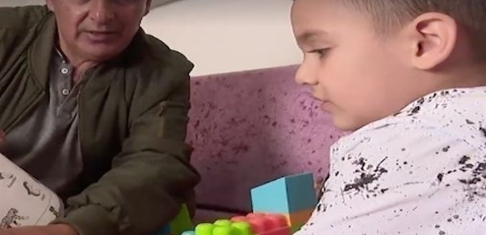 طفل بعمر 3 سنوات يتحدث "الإنكليزية" دون أن يتعلمها