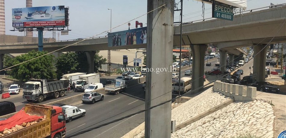 بالصور.. تصادم بين شاحنة و"بيك آب" على اوتوستراد الذوق