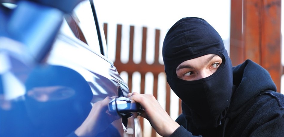 معلومات هامة لأصحاب السيارات المسروقة بلبنان.. ماذا كشف أخطر مهرّب؟ 