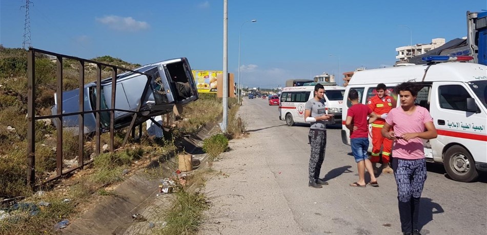 بالصورة: انقلاب سيّارة عند مفرق البلمند.. وإصابة 4 أشخاص!