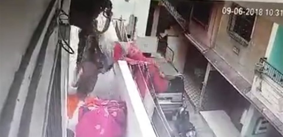 بالفيديو.. سقوط امرأة من على شرفة منزل!