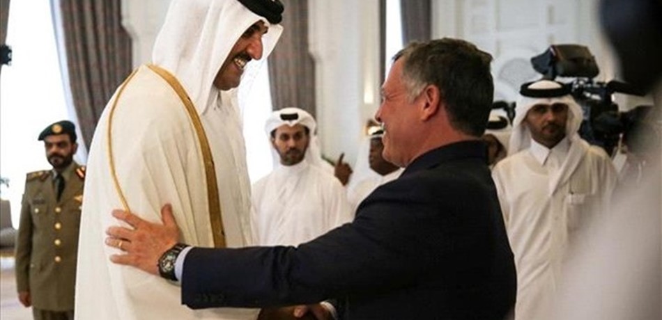 أمير قطر هاتف العاهل الأردني خلال الاحتجاجات وعرض دعما