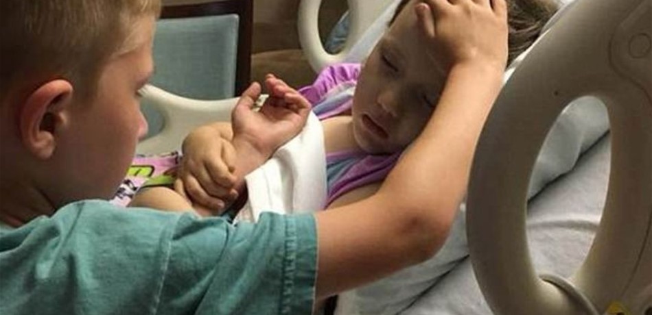 صورة تبكي الحجر.. طفل يواسي أخته وهي تحتضر