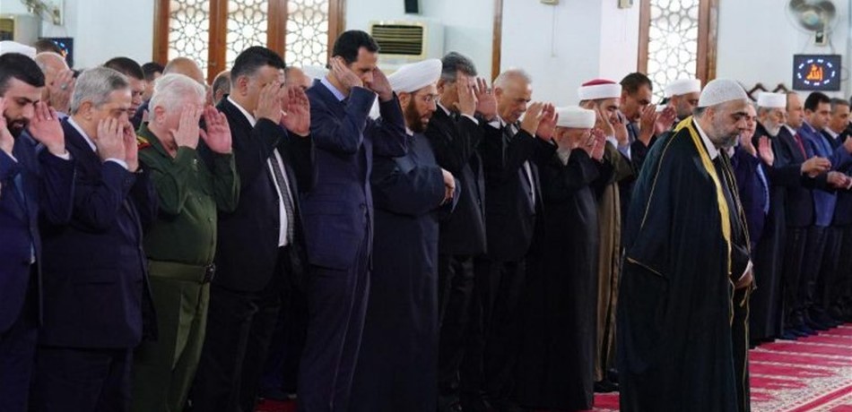 بالصور: الأسد يؤدي صلاة عيد الفطر في طرطوس