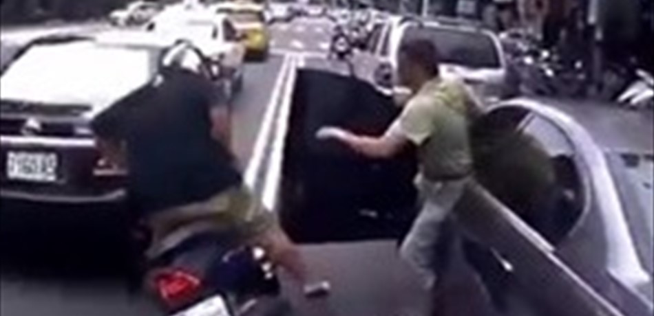 بالفيديو: رجل حاول مساعدة ضحيته فوقع في مأزق