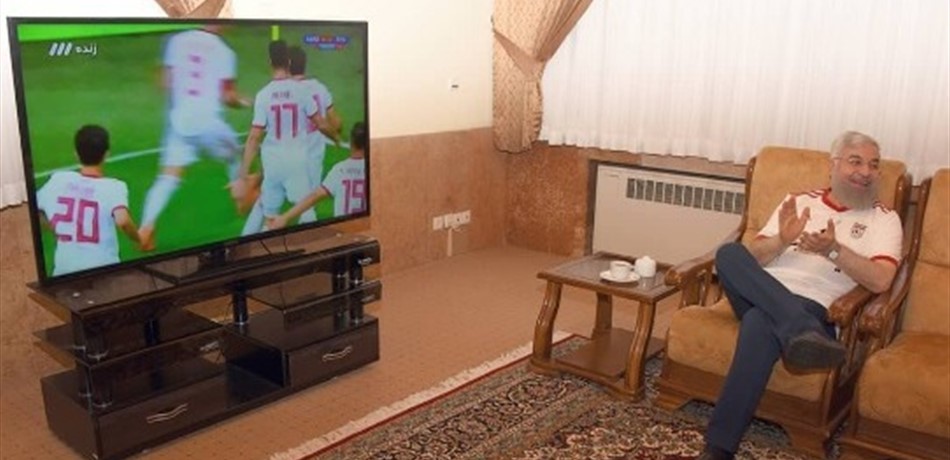 بالصورة: روحاني كما لم ترونه من قبل..  هكذا شجّع المنتخب الإيراني