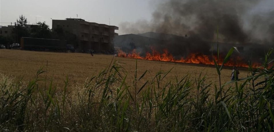بالفيديو: العناية الالهية أنقذت مخيم النازحين.. حريق هائل بسهول القمح في برّ الياس