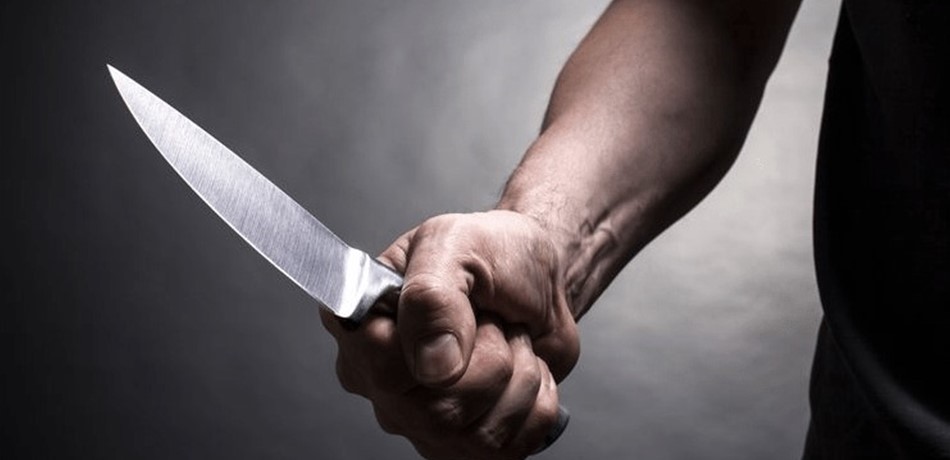 طعن شقيقه فأطلق النار على قدمه! 