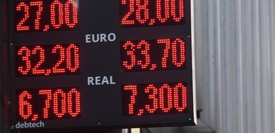 الحرب التجارية تدعم الدولار عكس التوقعات