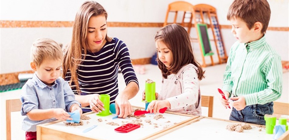بعيداً عن حرارة الصيف.. أنشطة لتسلية طفلكِ في المنزل!