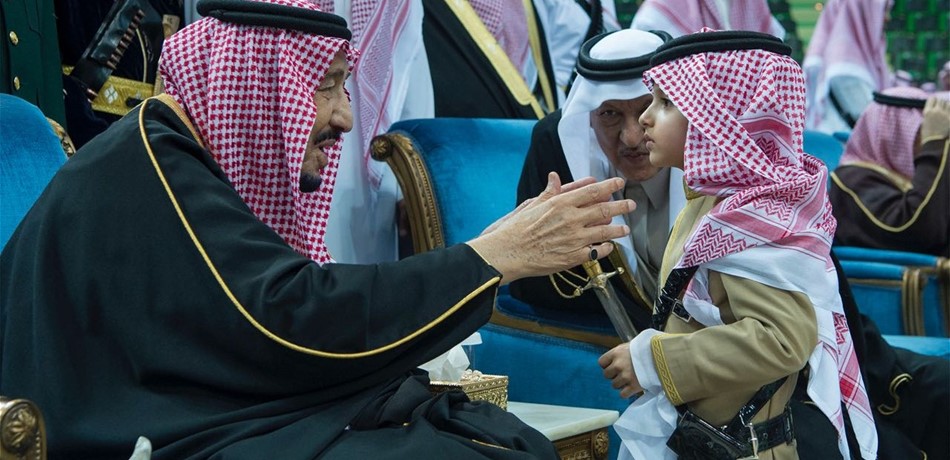 "طفل نيوم" خطف الأنظار ورسم ابتسامة على وجه الملك سلمان.. من هو؟