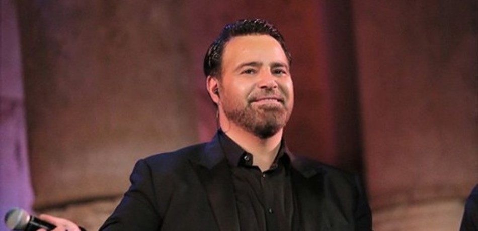بالفيديو: معجبة محجّبة تقتحم المسرح.. وتحتضن عاصي الحلاني!