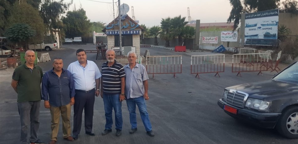 بالصور.. قطع الطّريق أمام مرفأ طرابلس ومفرق كوشا - عكّار