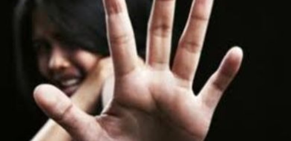 اختطفاها وتحرشا بها ثم أعاداها
