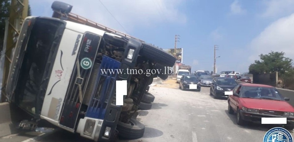 بالصور.. انقلاب شاحنة على طريق عاليه – الصياد
