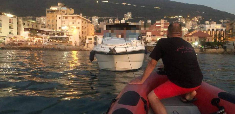 انقاذ زورق سياحي كاد أن يتحطم على صخور خليج جونية