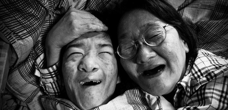 بالصور.. هل تصدق أن عائلة من 7 أشخاص تقيم في هذه الغرفة؟