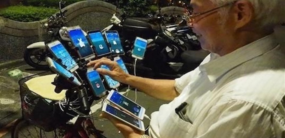 متقاعد يلعب "بوكيمون غو" على 11 هاتفاً في آن معاً