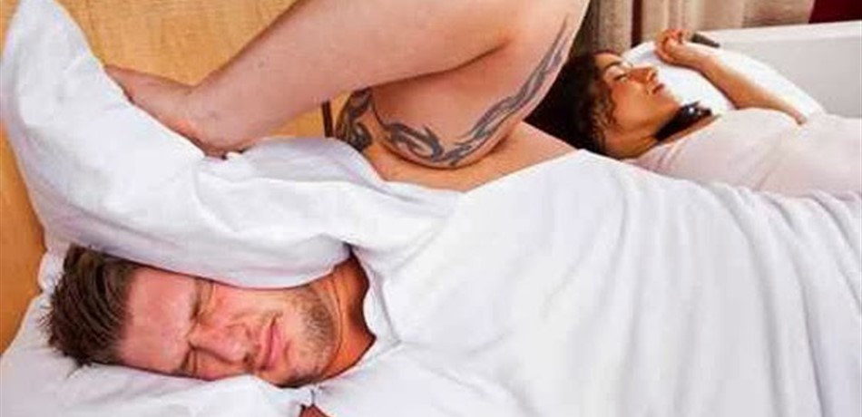 رجل انزعج من شخير زوجته.. هذا ما فعله