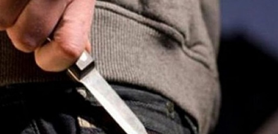 "طعنة مراهقة".. فماذا قال المصاب؟