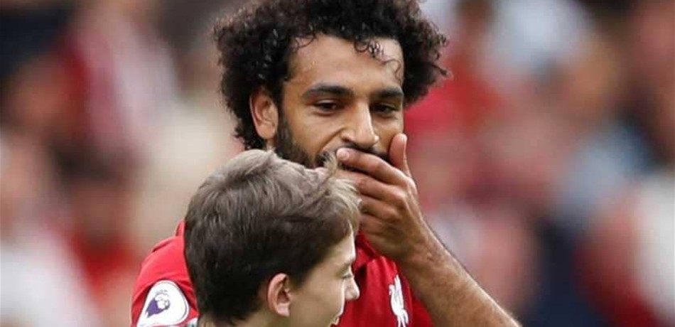 بالصور: صلاح ينال الإعجاب بتواضعه مع "المشجع الصغير"