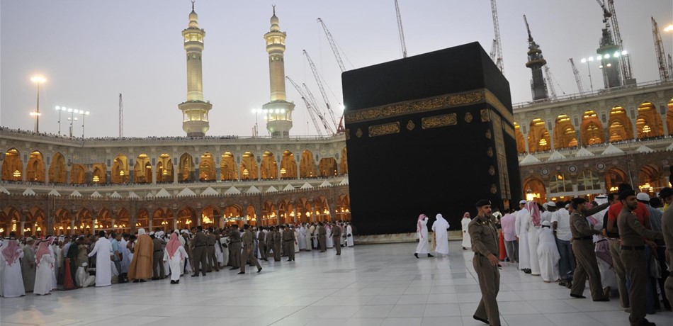 رجل أمن يخلع حذاءه ويقدمه لحاجة مُسنّة.. وأمير مكة يعلق