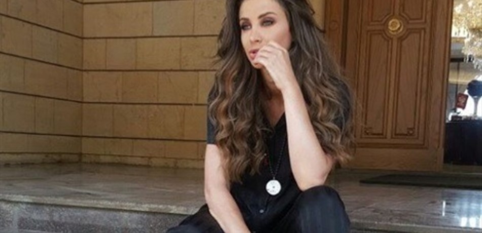 بالصور.. أنابيلا هلال بإطلالة عصرية من توقيع المصمم أنطوان قارح ‎