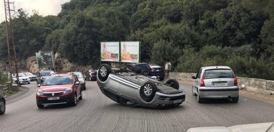 انقلاب سيارة على طريق عام بلونة
