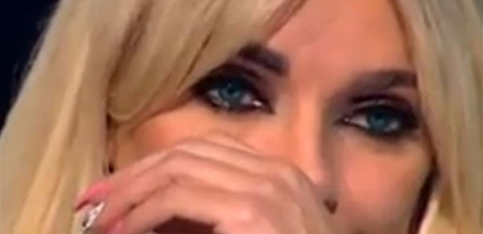 بالفيديو: ميريام كلينك تجهش بالبكاء أمام المخفر.. شاهدوا كيف انفعلت