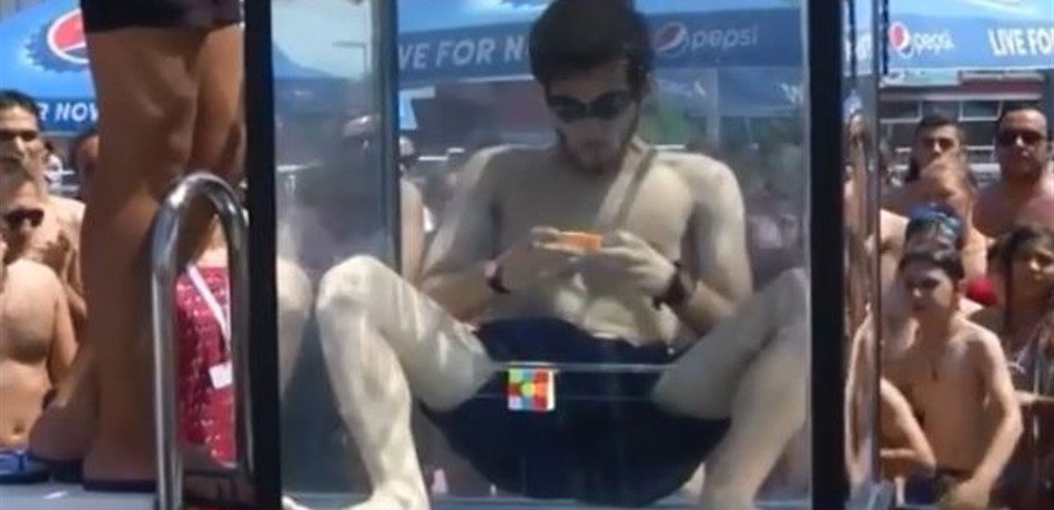 بالفيديو.. طالب جورجي يحلّ 6 مكعبات روبيكس تحت الماء بنفس واحد