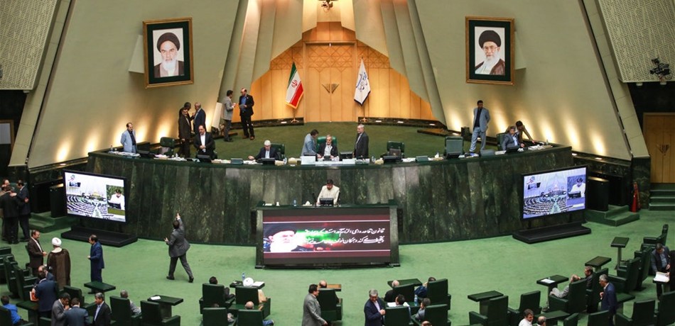 بسبب عجز الاقتصاد.. وزير المالية الإيراني يمثل أمام البرلمان 