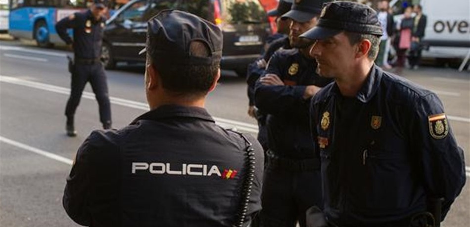 في برشلونة: حمل سكيناً وتوجه نحو الشرطة.. وهذا مصيره