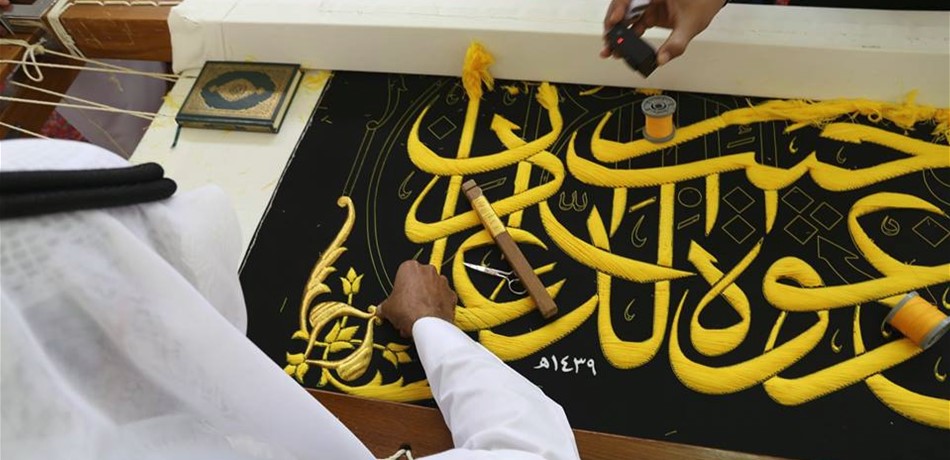 بالفيديو والصور.. الكعبة المشرفة تكتسي حلتها الجديدة