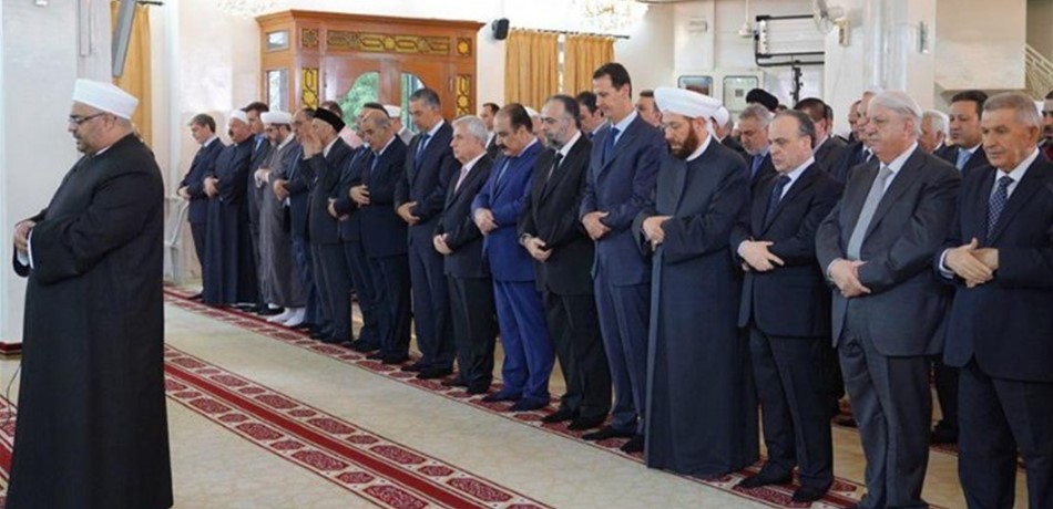 بالصورة: الأسد يؤدي صلاة عيد الأضحى في جامع الرحاب بدمشق